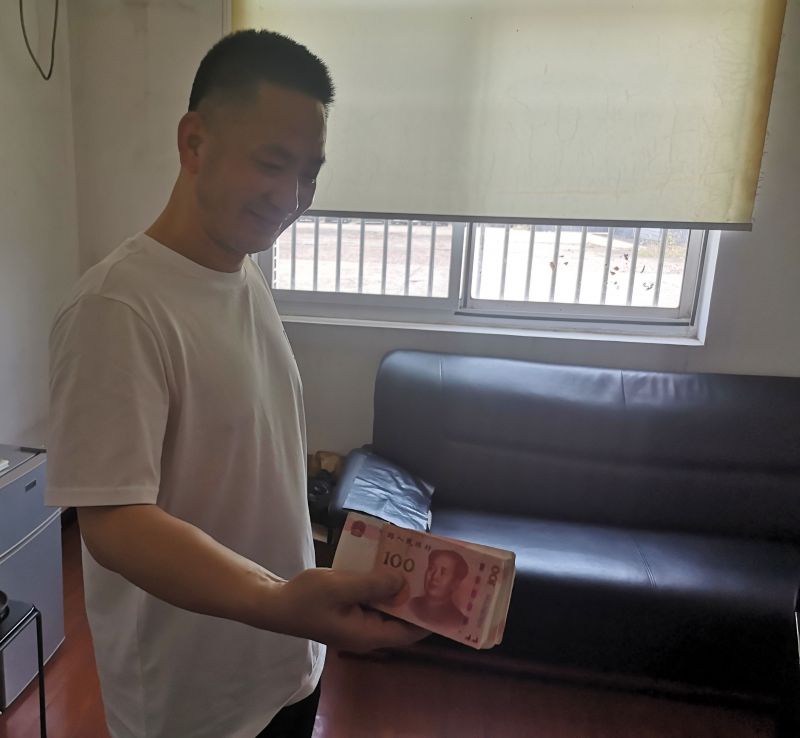 點贊！拾金不昧好的哥 萬元現(xiàn)金物歸原主